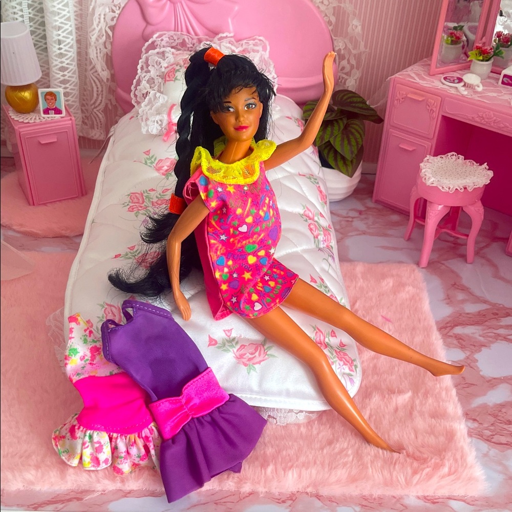 Hawaiian fun Kira Barbie and 3 outfits